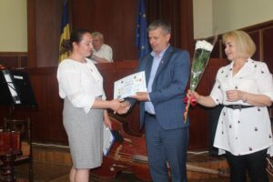 Flori și diplome pentru funcționarii publici din cadrul Consiliului raional Șoldănești  cu ocazia zilei lor profesionale