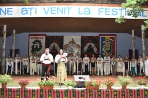Ediția a XV-a a Festivalului ”La umbra stejarului” a adunat la Cobîlea mulți  admiratori ai muzicii și dansurilor populare