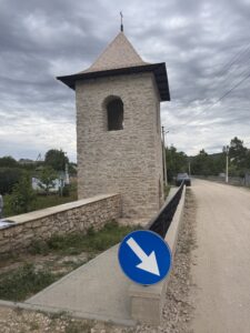 Au fost finalizate lucrările de restaurare și conservare a Turnului Poartă–Clopotniță din satul Vadul Rașcov